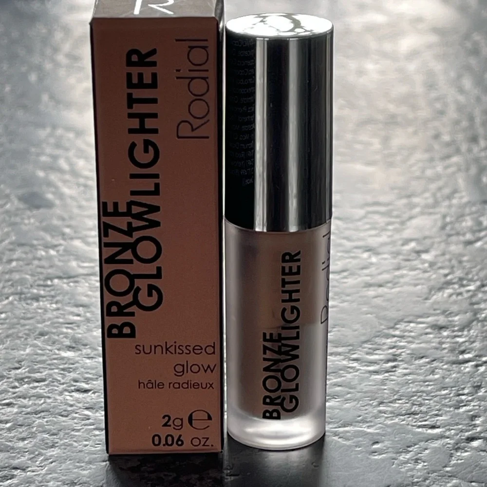 RODIAL Bronze Glowlighter for all skin types over or under or mix with makeup